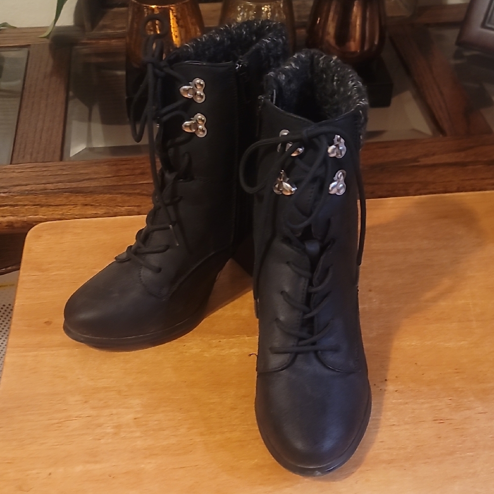 XOXO Black Lace-Up Women's Boots with Fur Lining
